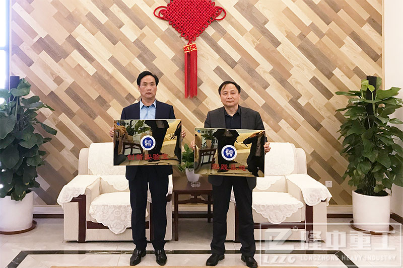 隆中L導人與河科大負責人合照