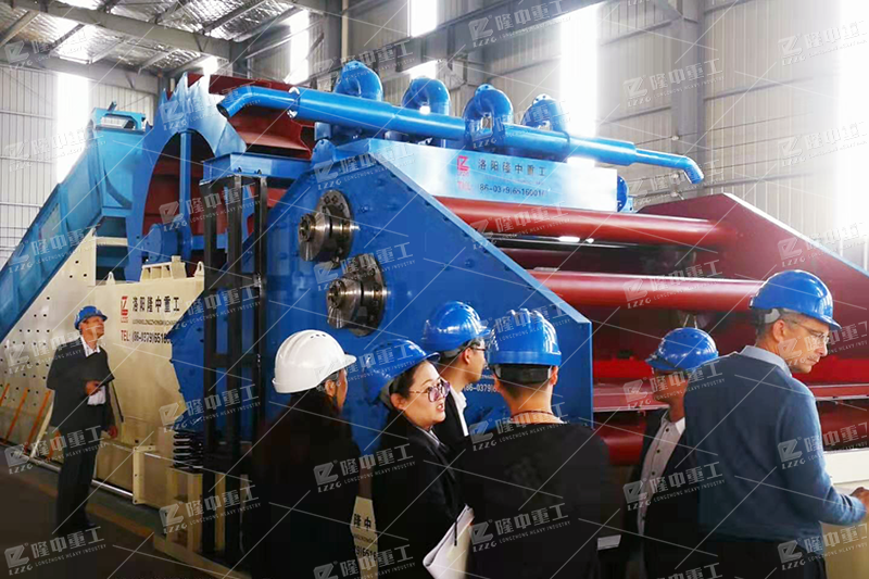 隆中工作人員帶L客戶參觀設(shè)備車(chē)間